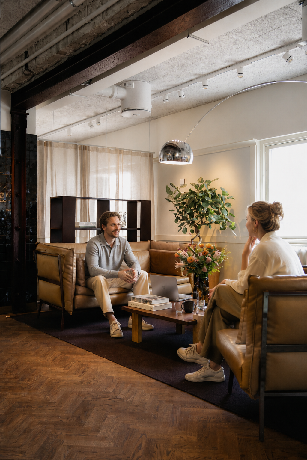 Välkomnande lobby med gäster